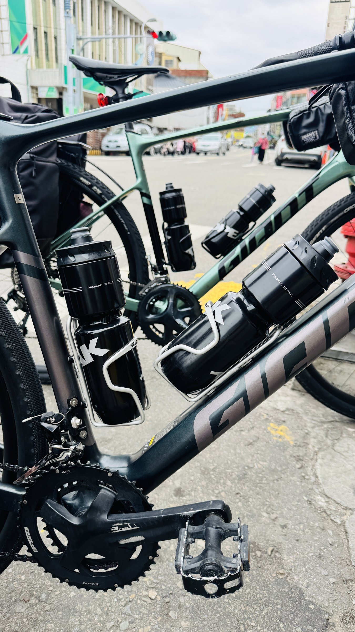 Detail view of the Giant FastRoad SLR 2 drivetrain and pannier setup